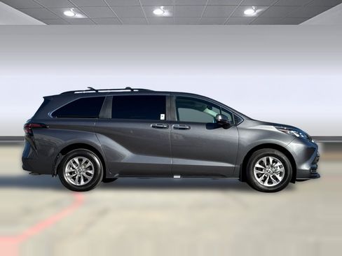 Used 2025 Toyota Sienna XLE FWD image 7