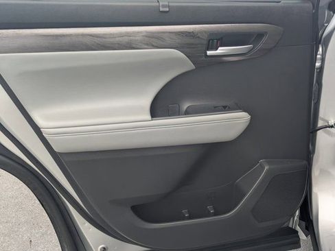 Used 2023 Toyota Highlander Limited FWD image 19