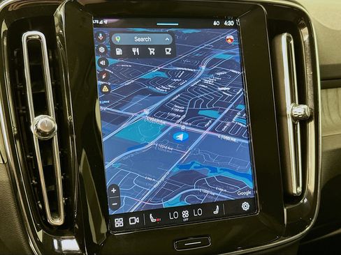 Used 2025 Volvo XC40 B5 Plus image 22