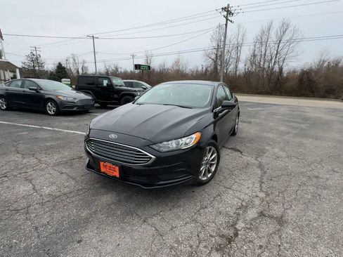 Used 2017 Ford Fusion SE w/ Fusion SE Technology Package image 3
