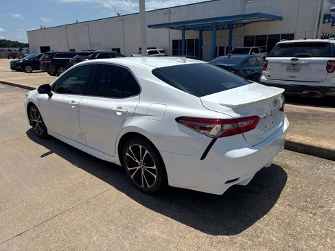 Used 2019 Toyota Camry SE w/ Convenience Package FWD image 5