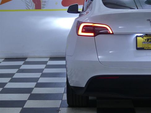 Used 2023 Tesla Model Y AWD image 27