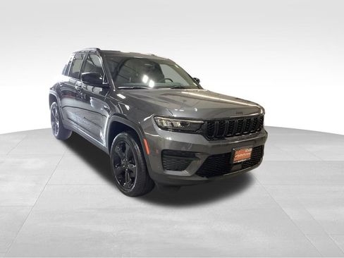 Used 2023 Jeep Grand Cherokee Altitude AWD/4WD image 9