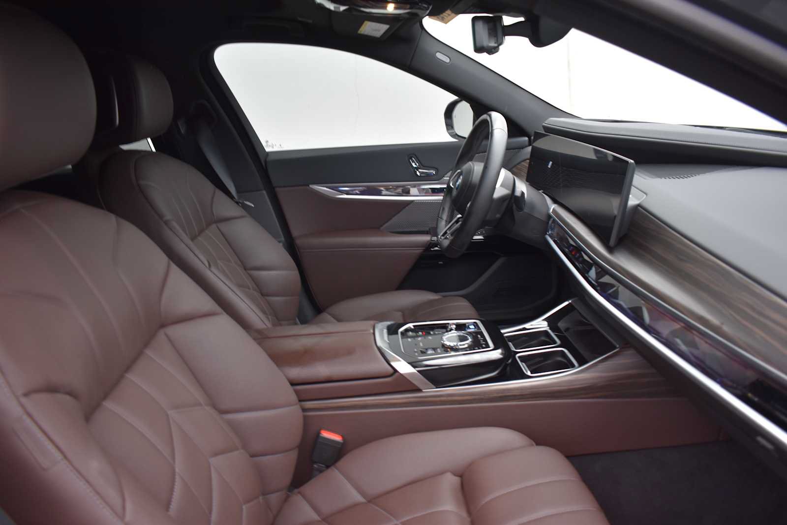 Used 2024 BMW i7 xDrive60 w/ Executive Package AWD/4WD image 10
