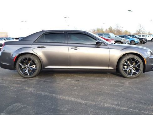 Used 2022 Chrysler 300 Touring w/ Sport Appearance Package image 4