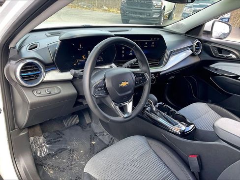 Used 2025 Chevrolet Trax LT w/ LT Convenience Package FWD image 8