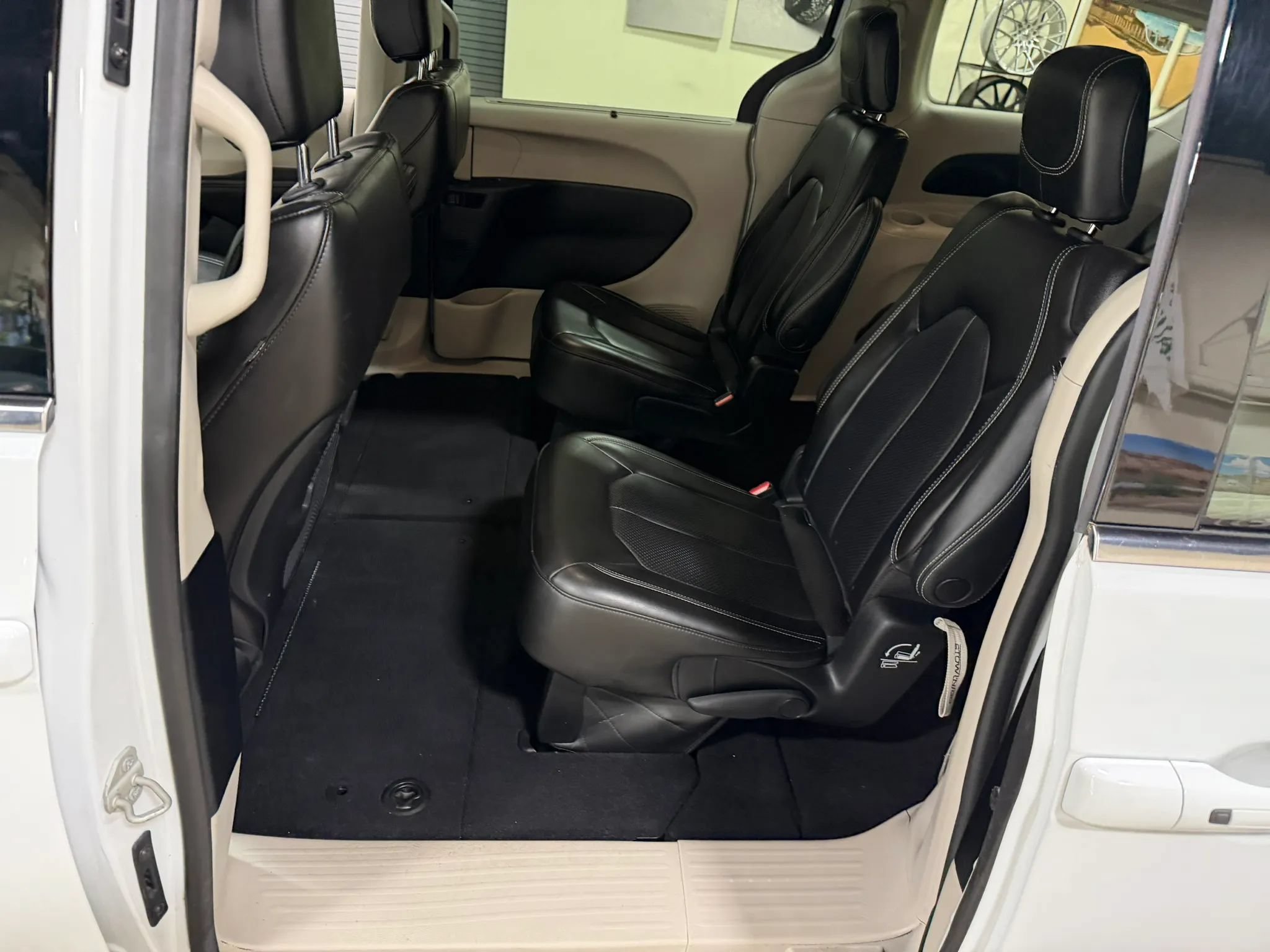 Used 2023 Chrysler Pacifica Touring-L FWD image 25