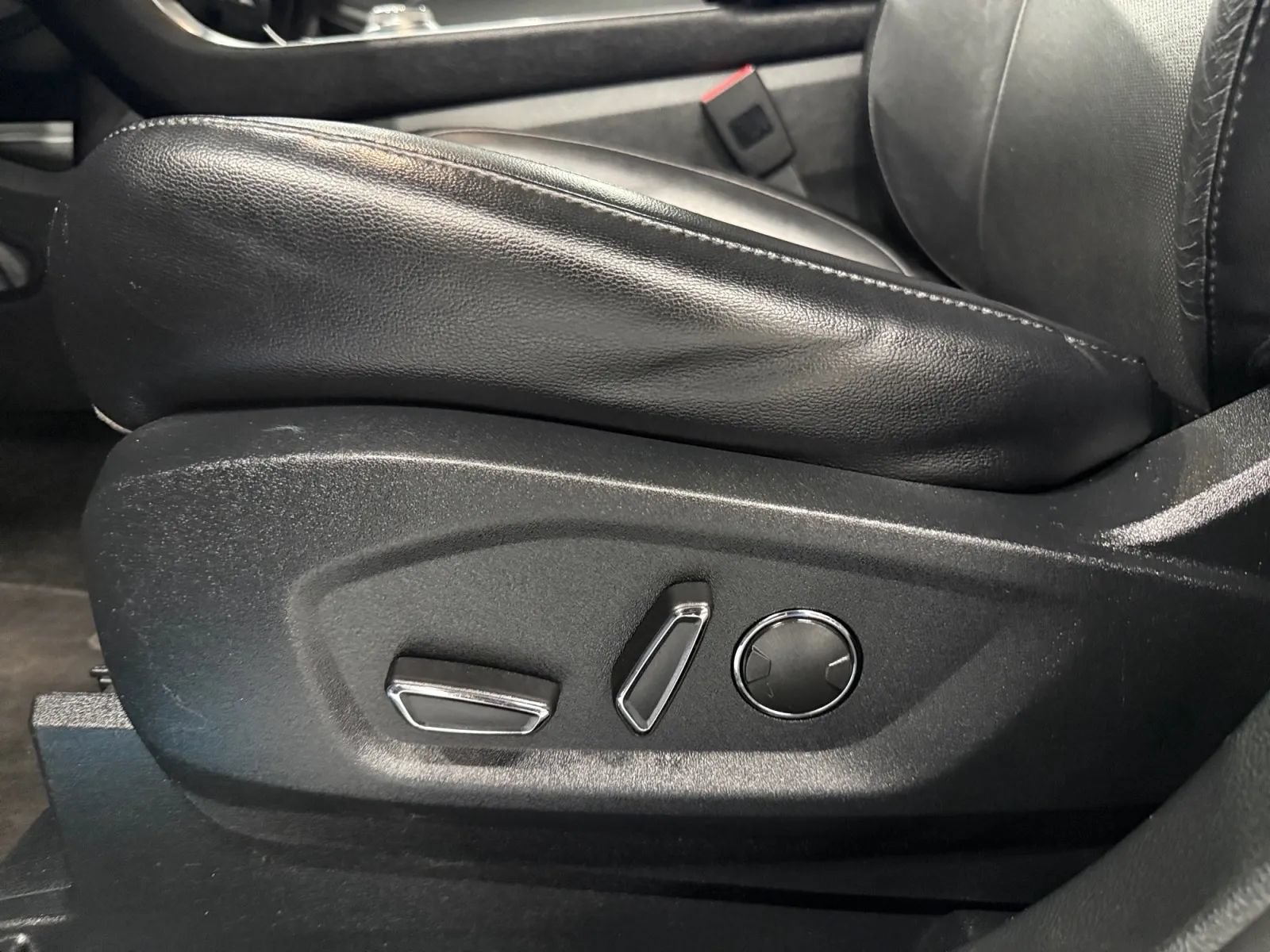 Used 2019 Ford Edge Titanium w/ Equipment Group 301A AWD/4WD image 34