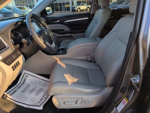 Used 2016 Toyota Highlander XLE AWD/4WD image 9