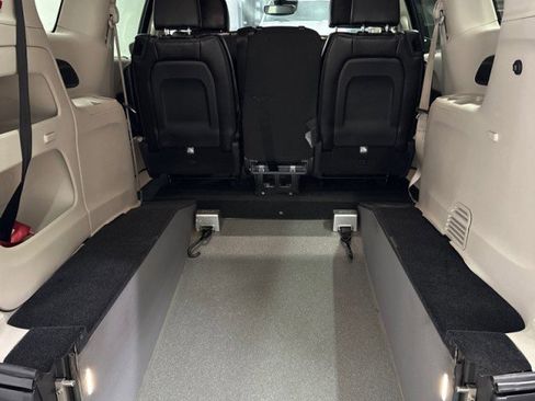 Used 2022 Chrysler Pacifica Touring-L image 15