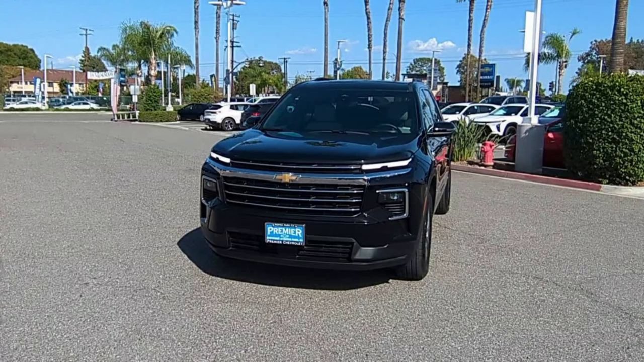 Used 2026 Chevrolet Traverse LT w/ Driver Confidence Package FWD image 3