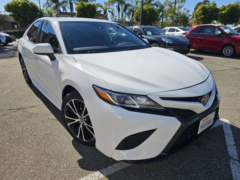 Used 2020 Toyota Camry SE image 3