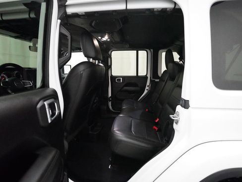 Used 2019 Jeep Wrangler Unlimited Sahara AWD/4WD image 15