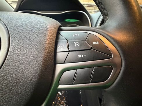 Used 2019 Jeep Cherokee Limited image 23