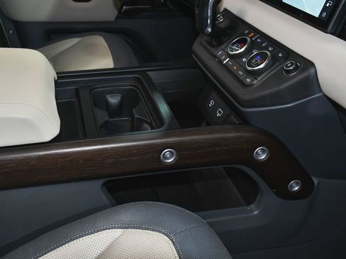 Used 2023 Land Rover Defender 110 X-Dynamic SE image 60