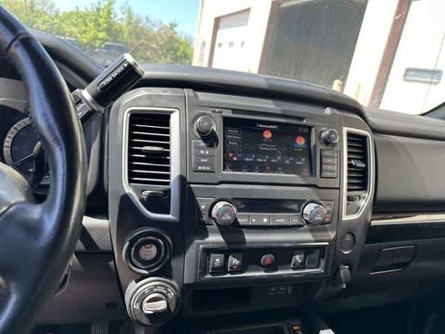 Used 2019 Nissan Titan SV w/ SV Convenience Package image 8