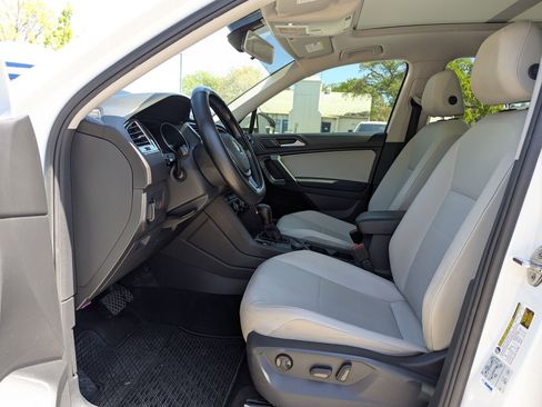 Used 2019 Volkswagen Tiguan SE w/ Panoramic Sunroof Package image 9