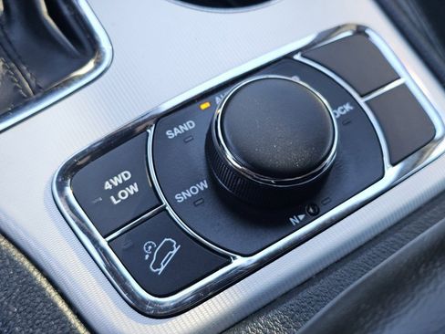 Used 2018 Jeep Grand Cherokee Limited AWD/4WD image 10