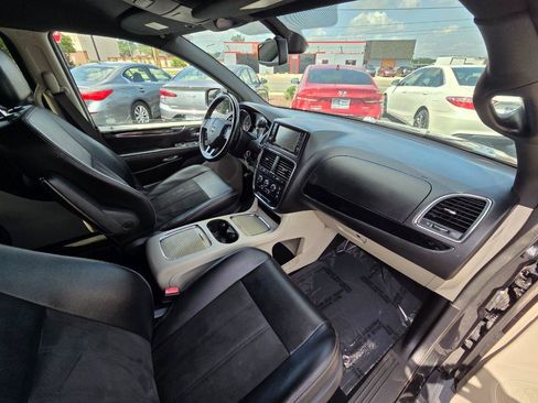 Used 2019 Dodge Grand Caravan SXT FWD image 20