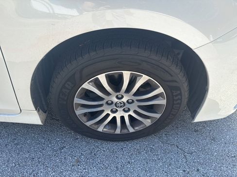 Used 2020 Toyota Sienna XLE w/ XLE Navigation Package image 12