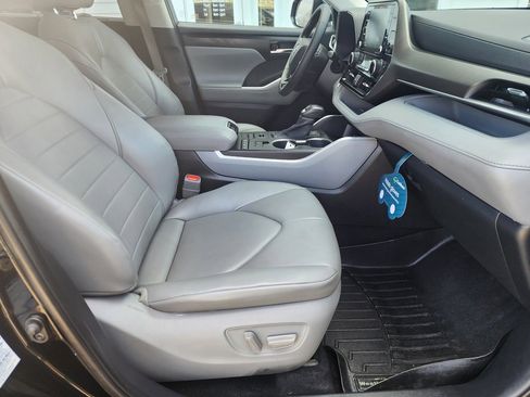 Used 2020 Toyota Highlander XLE image 19