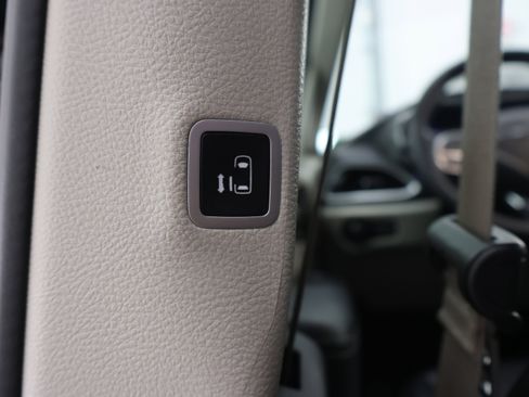 Used 2024 Chrysler Pacifica Touring-L FWD image 39