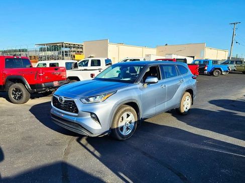 Used 2020 Toyota Highlander LE AWD/4WD image 4