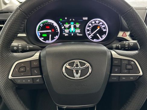 Used 2023 Toyota Sienna Limited image 24