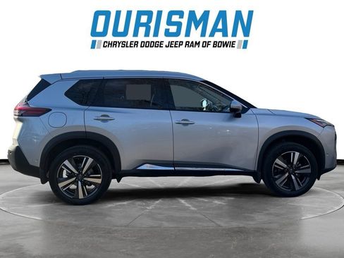 Used 2023 Nissan Rogue SL w/ SL Premium Package image 2