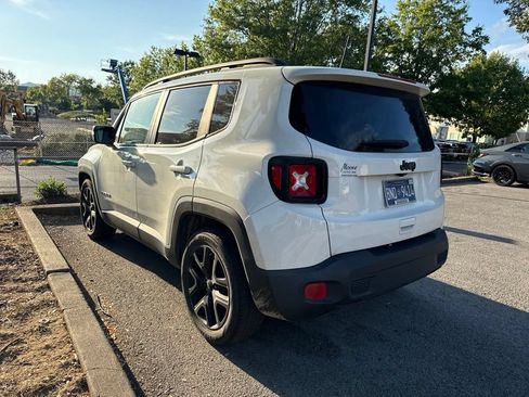 Used 2018 Jeep Renegade Altitude w/ UConnect 8.4 Nav Group FWD image 4