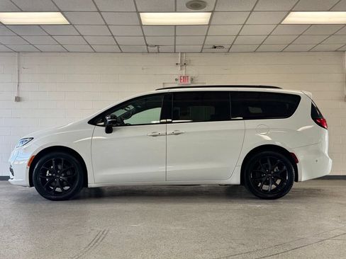 Certified 2023 Chrysler Pacifica Limited w/ Uconnect Theater Family Group FWD image 9