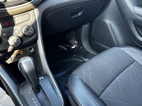 Certified 2022 Chevrolet Trax LT w/ LT Convenience Package image 17