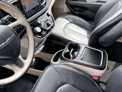 Used 2020 Chrysler Pacifica Limited image 17