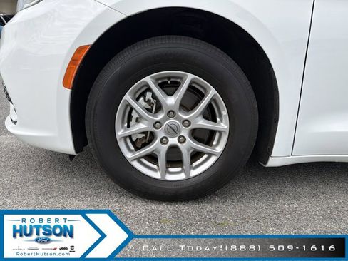 Used 2023 Chrysler Pacifica Touring-L FWD image 10