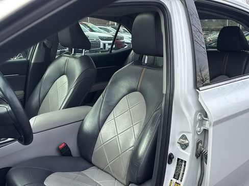 Used 2018 Toyota Camry XLE w/ Audio Package image 10