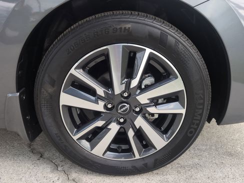 Used 2024 Nissan Versa S w/ S Plus Package image 13