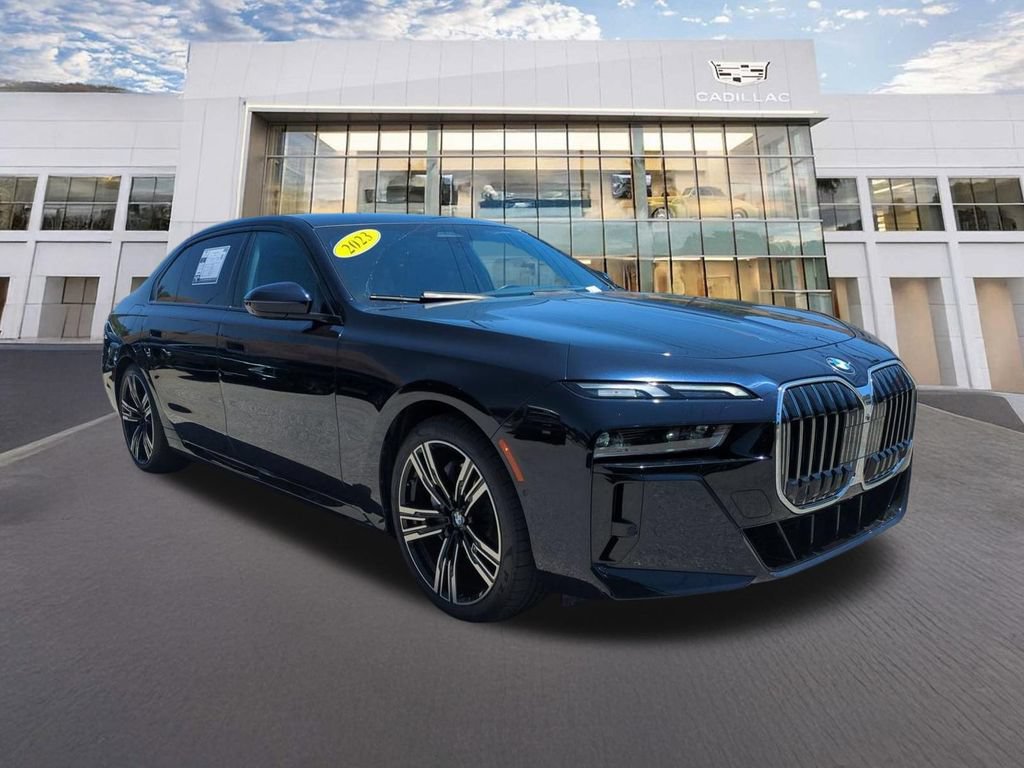 Used 2023 BMW 740i w/ Parking Assistance Package RWD image 3
