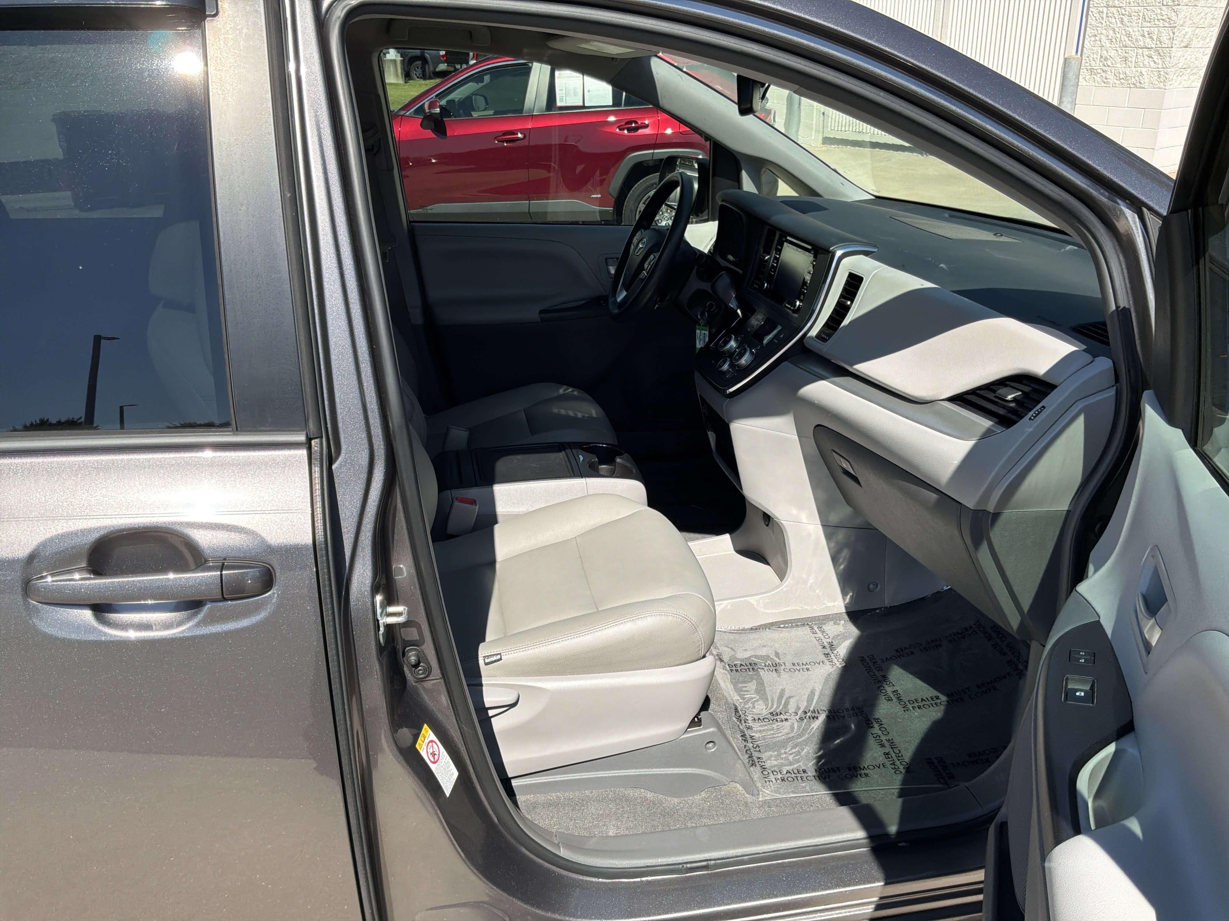 Used 2019 Toyota Sienna LE FWD image 32