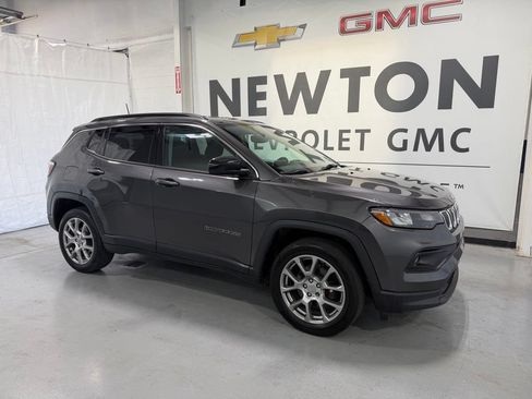 Used 2022 Jeep Compass Latitude AWD/4WD image 2
