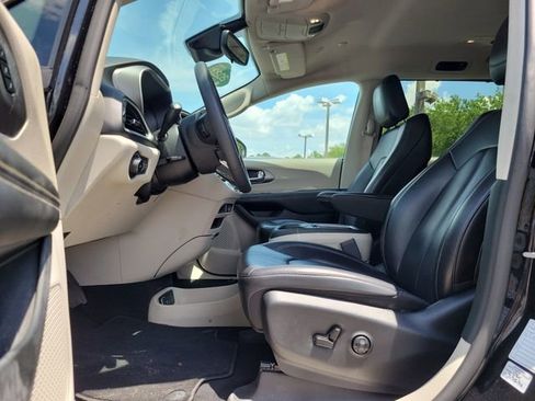 Used 2023 Chrysler Pacifica Touring-L FWD image 25