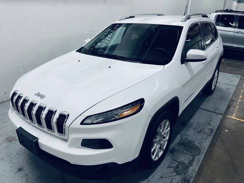 Used 2018 Jeep Cherokee Latitude Plus FWD image 3
