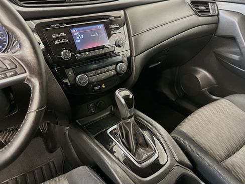 Used 2017 Nissan Rogue SV AWD/4WD image 25