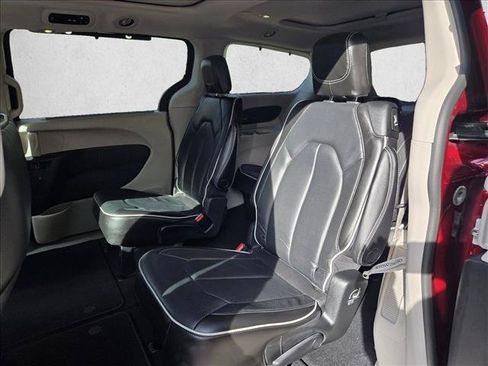Used 2021 Chrysler Pacifica Limited AWD/4WD image 14