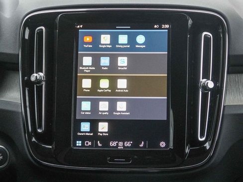 Used 2025 Volvo XC40 B5 Plus image 16