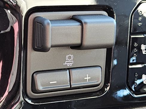 New 2026 GMC Sierra 1500 SLT image 17