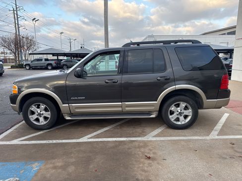 Used 2005 Ford Explorer Eddie Bauer image 2