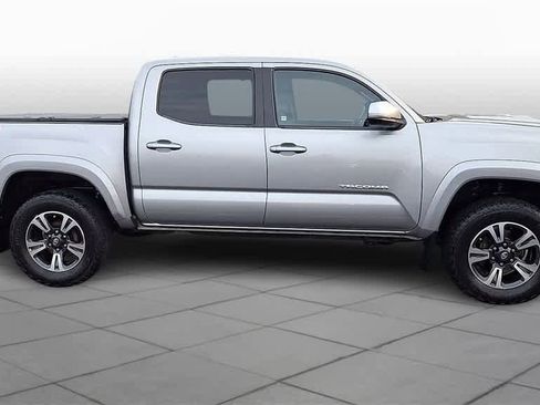 Used 2017 Toyota Tacoma TRD Sport image 9