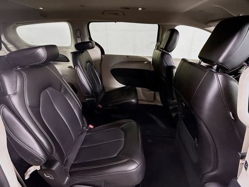Used 2023 Chrysler Pacifica Touring-L FWD image 34