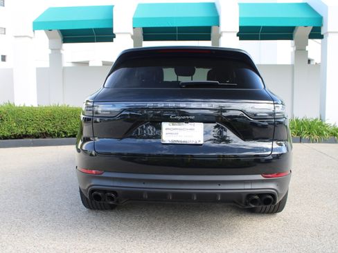 Certified 2023 Porsche Cayenne Platinum Edition image 6