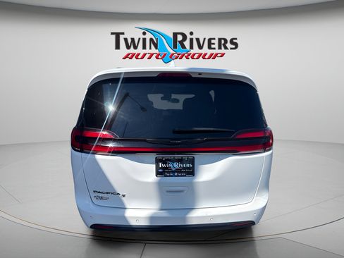 Used 2021 Chrysler Pacifica Touring-L w/ Uconnect Theater Family Group FWD image 3